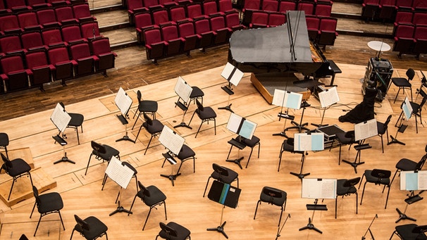 Leere Stühle auf dem Orchester-Podium und leere Zuschauer-Plätze | Bild: BR/Martina Bogdahn