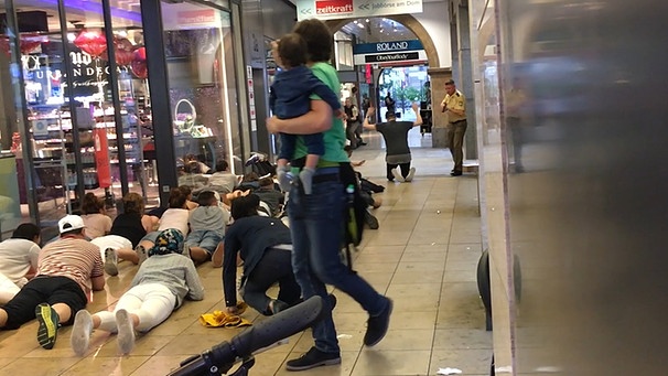 Die Polizei räumt ein Schuhgeschäft in der Münchner Kaufingerstrasse. | Bild: BR/Christoph Kürbel