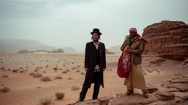 Ben (Luzer Twersky) und Adel (Haitham Omari) in der Wüste Sinai. | Bild: BR/enigma film gmbh/Holger Jungnickel