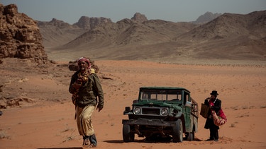 Adel (Haitham Omari) und Ben (Luzer Twersky) müssen zu Fuß weiter durch die Wüste. | Bild: enigma film gmbh/Holger Jungnickel