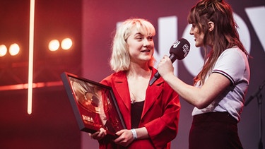 Novaa wird ausgezeichnet mit dem NEW MUSIC AWARD in der Kategorie "Newcomerin des Jahres"  | Bild: BR/Fabian Stoffers