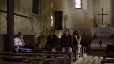 Jungen in der Kirche. | Bild: BR/Horse&Fruits Filmproduktion München