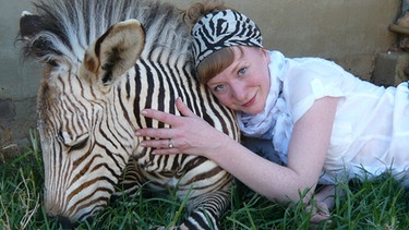 Eine Herde für Zebra Benny/Paula Paulussen schmust mit Zebra | Bild: TEXT + BILD Medienproduktion