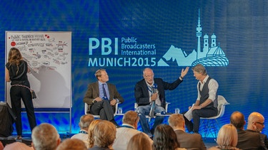 Auf dem Podium eines Panels der PBI 2015 ist auch "Gastgeber", BR-Intendant Ulrich Wilhelm | Bild: BR/Philipp Kimmelzwinger
