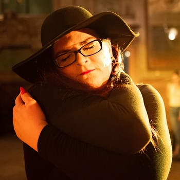 Eine Frau umarmt sich selbst. Bild aus dem Dokumentarfilm "Trans - I Got Life" | Bild: Pressebild