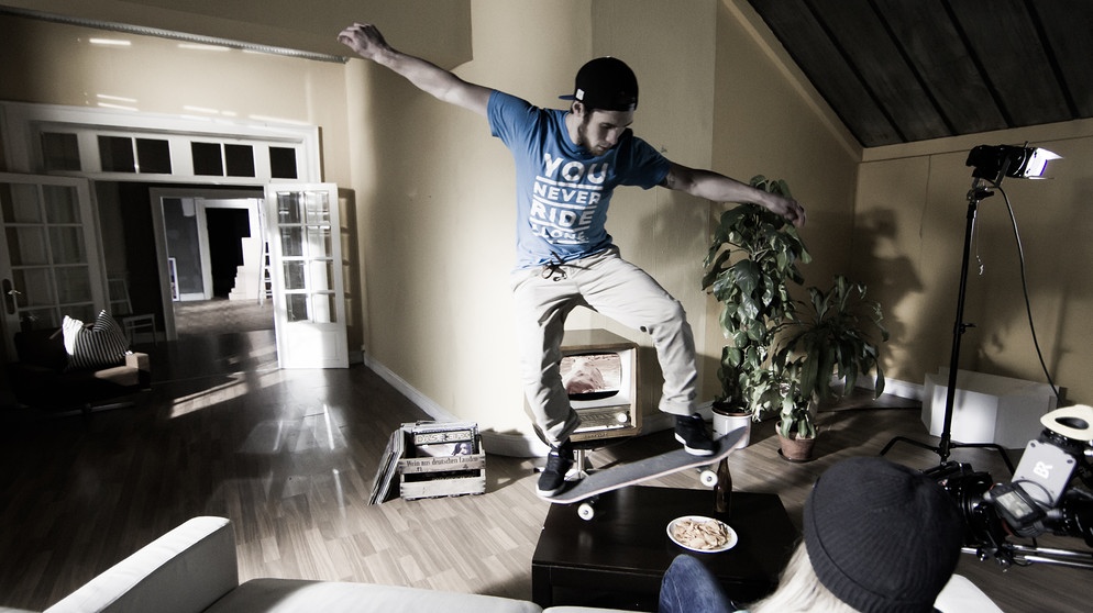 Skateboarder Fabian Lang springt auf den Couchtisch. | Bild: BR/Markus Konvalin 