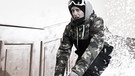 Freeskier Lukas Joas fährt mit seinen Ski die Treppe runter.  | Bild: BR/Markus Konvalin 