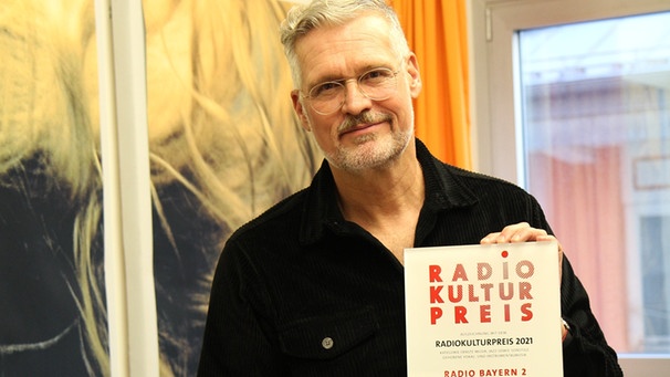 Claus Kruesken, Teamchef Bayern 2-Musikredaktion, mit der Urkunde des Radiokulturpreises der GEMA in der Hand. | Bild: BR/Nadine Schneider