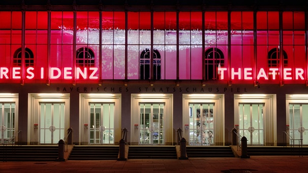 Fassade des Residenztheaters München in der Nacht (Leuchtschrift mit Namenszug und Lichtobjekt von Ingo Maurer im Innern | Bild: Simon Koy