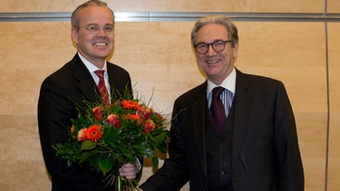 Bernd Lenze gratuliert Thomas Hinrichs | Bild: BR/Markus Konvalin