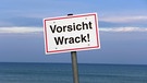 Schild: Vorsicht Wrack | Bild: picture-alliance/dpa