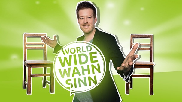 Sebastian Winkler mit Logo vom BAYERN 3-Podcast World Wide Wahnsinn | Bild: BR