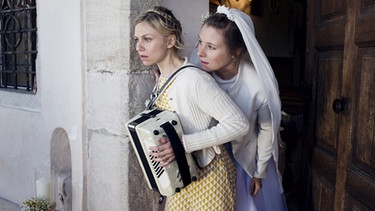 Eve (Teresa Rizos, links) und Tati (Xenia Tiling) vor Tatis Hochzeit. | Bild: BR/lüthje schneider hörl | FILM/Jennifer Bräuer