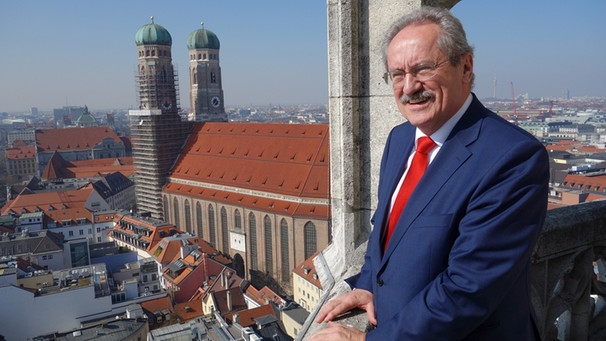 OB Christian Ude steht auf dem höchsten Punkt des Münchner Rathauses und blickt auf seine Stadt, die er 20 Jahre regiert hat. | Bild: BR/Mediengruppe Schwabing/Michael Wulfes