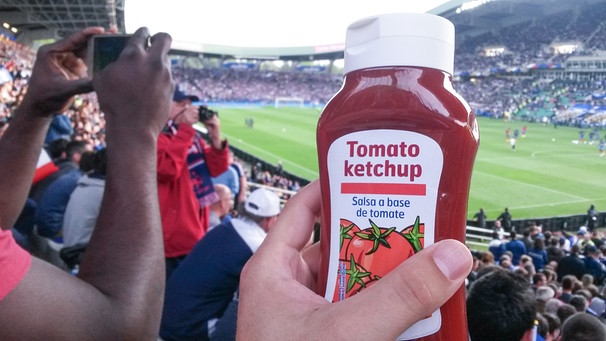 ARD-Hörfunkreporter gelang es, Ketchup-Flaschen ins Stadion von Nantes zu schmuggeln | Bild: ARD-Radio-Recherche Sport/Philipp Büchner