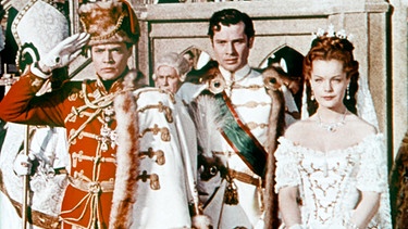 Nach der Krönung präsentieren sich Kaiser Franz Josef (Karlheinz Böhm, links) und Sissi (Romy Schneider) dem ungarischen Volk. | Bild: ARD Degeto/BR