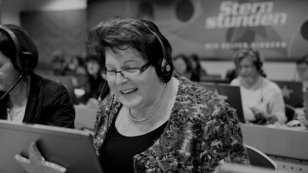 Die Vorsitzende des Verwaltungsrats des Bayerischen Rundfunks, Barbara Stamm, nimmt in der Spendenzentrale im Foyer des BR-Hochhauses Spenden für "Sternstunden" am Telefon entgegen. | Bild: BR / Annette Goossens