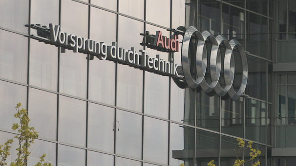 Audi-Logo an einer Fassade | Bild: BR Screenshot