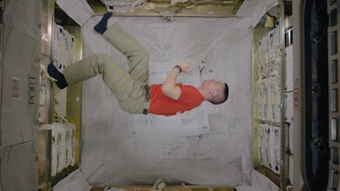 Ein ISS-Astronaut testet die Schwerelosigkeit und zitiert den Film "2001. Odyssee im Weltraum".
| Bild: BR