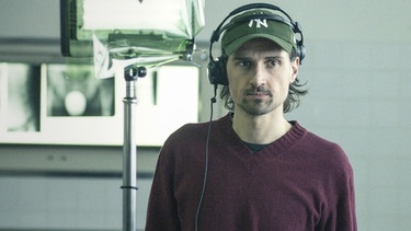 Regisseur Philip Koch am Set der Gerichtsmedizin des Tatort "Hardcore". | Bild: BR/Hagen Keller