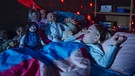 Lena Faber (Romy Seitz) hört in ihrem Kinderbett der sprechenden Puppe Senta zu. | Bild: BR/Tellux-Film GmbH/Hendrik Heiden