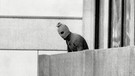 Archivaufnahme des Geiselnehmers auf dem Balkon des israelischen Quartiers im Olympischen Dorf München. | Bild: BR/Everett/Shutterstock/RBB/Everett/Shutterstock