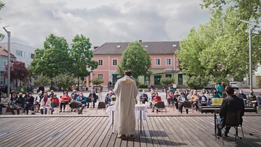 Freiluftgottesdienst der katholischen Pfarrgemeinde Bad Tatzmannsdorf im Burgenland (Österreich). | Bild: BR/Kristina Schranz
