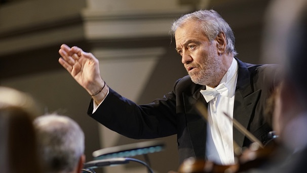 Valery Gergiev dirigiert im Stift Sankt Florian die Münchner Philharmoniker. | Bild: BR/Telmondis
