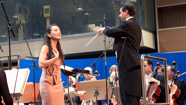 Dirigent Olivier Tardy und Alla Martynenko, eine der Preisträgerinnen von 2013 | Bild: BR / Konzertgesellschaft München