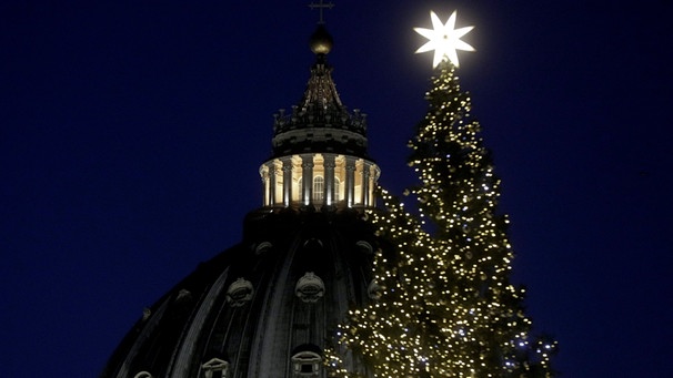 05.12.2019, Vatikan, Vatikanstadt: Der Weihnachtsbaum vor dem Petersdom wird bei einer offiziellen Zeremonie hell erleuchtet. Foto: Gregorio Borgia/AP/dpa +++ dpa-Bildfunk +++ | Bild: dpa-Bildfunk/Gregorio Borgia