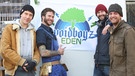 Die Woidboyz vor dem Logo ihrer neuen Talksendung | Bild: BR/Markus Konvalin