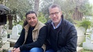 Richard Schneider und Mohamend Ayyash auf dem "Fiedhof der Märtyrer" in Balata in Nablus | Bild: BR / Muhamed Abufani