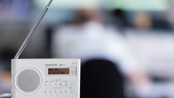 Ein digitaler Radioempfänger steht  in einem Büro.    | Bild: dpa-Bildfunk/Sebastian Gollnow