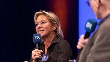 ARD-Programmdirektorin Christine Strobl im Talk mit rbb-Journalist Jörg Wagner. | Bild: BR / Markus Konvalin