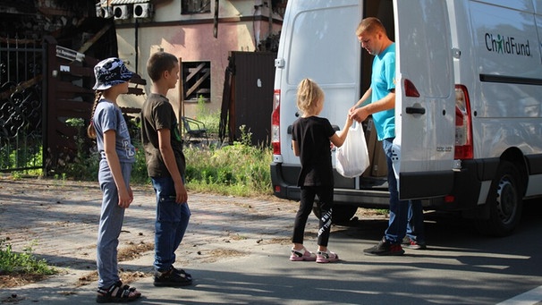Das Kinderhilfswerk ChildFund Deutschland und die örtliche Partnerorganisation Yellow-Blue Wings engagieren sich für bedürftige Familien in der Ukraine, verteilen vor Ort Hilfsgüter wie hier in Irpin. | Bild: Yellow-Blue Wings