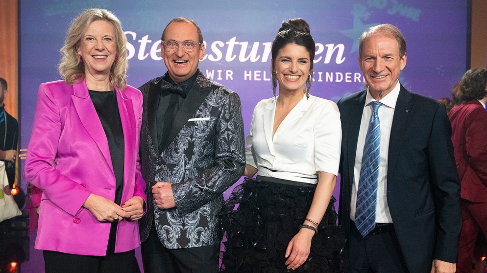 Freuen sich am Ende der Sternstunden-Gala über ein Rekord-Spendenergebnis (v. l.): BR-Intendantin Dr. Katja Wildermuth, Moderator Volker Heißmann, Moderatorin Sandra Rieß, und Thomas Jansing, Vorstandsvorsitzender und Initiator von Sternstunden e. V. | Bild: BR / Ralf Wilschewski