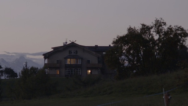 Der Zirmerhof in der Abenddämmerung hoch über dem Etschtal. | Bild: BR/Instant Film