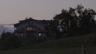 Der Zirmerhof in der Abenddämmerung hoch über dem Etschtal. | Bild: BR/Instant Film