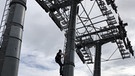 Kameramann Florian Kössl beim Aufstieg auf eine Seilbahnstütze. | Bild: Marc Haenecke