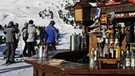 Alkohol auf der Skihütte  | Bild: picture-alliance/dpa