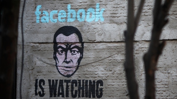 Facebook is watching | Bild: picture-alliance/dpa