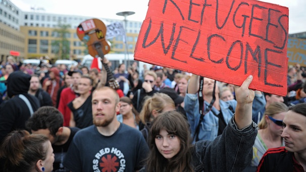 Demo vor Flüchtlingsheim | Bild: picture-alliance/dpa