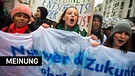 Ein Gruppe junger Menschen tragen ein Banner auf einer Klimademonstration in Bayern vor sich her. | Bild: DPA