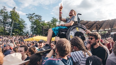 Die Fans müssen gar nicht groß angefeuert werden, sie feiern die Giant Rooks auch so und tragen einen Rollstuhlfahrer über ihre Köpfe Richtung Bühne. | Bild: BR/Fabian Stoffers
