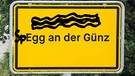 Mit Edding bekritzeltes Ortsschild von Egg an der Günz | Bild: BR