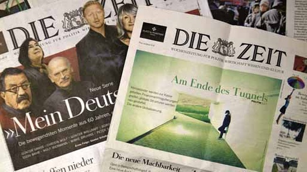 Eine gefälschte Ausgabe der Wochenzeitung "Die Zeit" liegt am Samstag (21.03.2009) in Berlin auf einer Originalausgabe der Wochenzeitung "Die Zeit" (Illustration). Das globalisierungskritische Netzwerk Attac verteilte das Plagiat am Samstag in mehr als 90 deutschen Städten. "Am Ende des Tunnels" lautet die Überschrift auf der Titelseite der Gratisausgabe - das Erscheinungsdatum ist der 1. Mai 2010. Etwa 150 000 Exemplare der gefälschten, acht Seiten starken "Zeit"-Ausgabe wurden von Flensburg bis Freiburg in vielen größeren und kleineren Städten Deutschlands verteilt, allein in Berlin waren es nach Angaben einer Sprecherin mehr als 10 000. Foto: Arno Burgi dpa/lbn dpa/lnw (zu dpa 0167)  +++(c) dpa - Report+++ | Bild: picture-alliance/ dpa