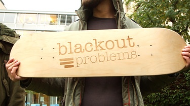 Blackout Problems verschenken Skateboard | Bild: BR