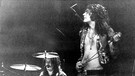 Leadsänger Robert Plant (r) und Schlagzeuger John Bonham bei einem Auftritt der britischen Rockgruppe "Led Zeppelin" am 19.3.1970 in der Berliner Deutschlandhalle. | Bild: dpa/picture-alliance
