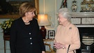 Elizabeth II. empfängt Kanzleri Angela Merkel im Buckingham-Palast. | Bild: PA Devlin 6501477