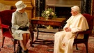 Die Queen auf einer Audienz bei Papst Benedikt im Jahr 2010. | Bild: Str Pool